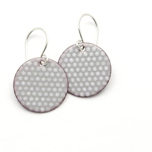 Boucles d’oreilles à pois gris avec fils d’oreille en argent sterling, boucles d’oreilles rondes en émail