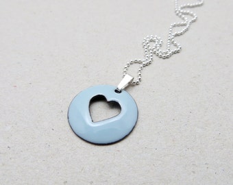 Collar de corazón azul claro, colgante de esmalte liviano en una delicada cadena de plata esterlina