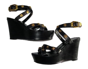 Buty Versace Gold Medusa Head Strap na obcasie koturnowym z czarnej skóry. Kolekcja vintage Versace 2013. Rozmiar U.S. 8. W bardzo dobrym stanie.
