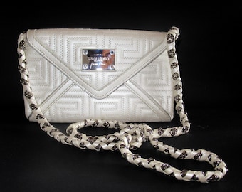 Bolso de mano tipo sobre Via Gesu de Gianni Versace Couture en piel perlada. Correa desmontable. Vintage 2010. Rara vez usado. Excelente estado.