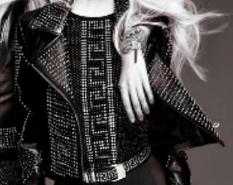 Chaqueta biker de piel negra con tachuelas para mujer de Versace. Colección Versace 2011 en colaboración con H y M. Agotada en todo el mundo. Talla EE. UU. 8, Eur 38.