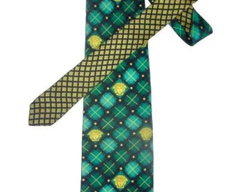 Corbata de seda Gianni Versace con cabeza de Medusa. Rara corbata vintage de los años 90. Sin usar. Excelente estado.