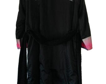 Albornoz unisex Versace Hills de satén negro. Edición limitada. Versace Primavera-Verano 2023. Agotado. Nuevo en caja. Precio de venta: 1395 dólares.