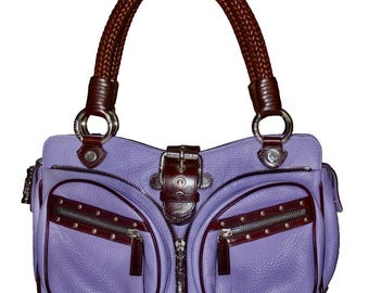 Bolso de hombro Versace Biker de piel violeta con tachuelas plateadas. Vintage, 2004. Sin usar. Agotado en todo el mundo. Excelente estado.