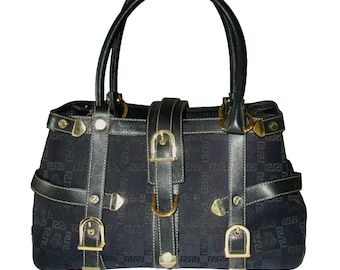 ヴェルサーチのメデューサヘッド サテンキャンバス モノグラムとレザーベルト ボンテージハンドバッグ。2015年ヴィンテージ。希少なバッグ。使用頻度は低く、良好なコンディション。