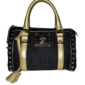 Versace Medusa Kopf Monogramm Gold Nieten Snap It Out Tasche. Jahrgang 2005.Limitierte Auflage. Ausverkauft. Nie Benutzt. In ausgezeichnetem Zustand.