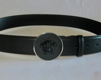 Cinturón de cuero Versace con cabeza de Medusa para hombre. Pedido para sesión fotográfica. Tallas de 91 a 104 cm. Precio de venta: 540 dólares. Sin usar. Excelente.