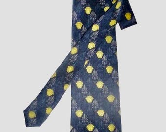 Corbata de seda Gianni Versace con cabeza de Medusa. Rara corbata vintage de los años 90. Sin usar. Excelente estado.