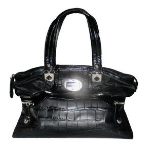 Versace Medusa Head Handtasche aus geprägtem Leder und Lackleder. Jahrgang 2010. Kleiderschrank der Moderedaktion. Nie Benutzt. Exzellenter Zustand.