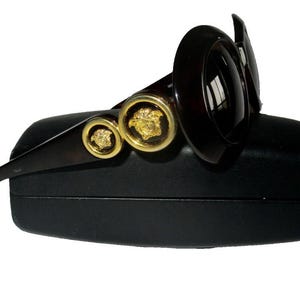Gianni Versace  Jackie O Gold Medusa Head Sunglasses. Model 418. Vintage 1990s. Never Worn. In Excellent Condition.