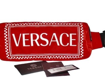 Riñonera de nailon con logo de Versace, años 90. Versace, 2018. Agotada. Precio: 920 dólares. Encargo para sesión de fotos. Probada. Sin usar.