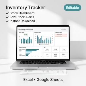 Puede incluir: Un portátil que muestra un panel de control de seguimiento de inventario con gráficos, niveles de stock y alertas. El texto incluye Inventory Tracker, Editable, Stock Dashboard, Low Stock Alerts, Instant Download, Excel y Google Sheets.