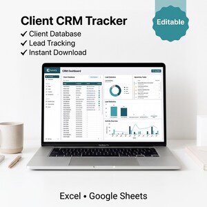 Puede incluir: Una pantalla de portátil que muestra un panel de control Client CRM Tracker con una base de datos de clientes, estadísticas de leads y tareas. El texto dice Client CRM Tracker, Editable, Client Database, Lead Tracking, Instant Download, Excel, Google Sheets.