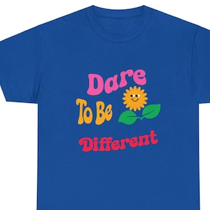 Dare To Be Different T-shirt - uniek grafisch T-shirt, opvallend designshirt, uniseks katoenen T-shirt, motiverend T-shirt, inspirerend citaat T-shirt