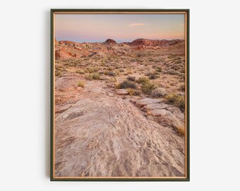 Fotografia artystyczna „Złoty zachód słońca na pustyni”, rustykalny krajobraz skalny z Południowego Zachodu, zdjęcia z podróży przyrodniczych, ciepły, ziemisty wystrój domu