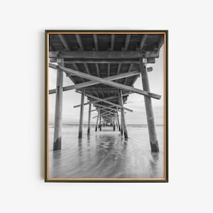 Decoración costera imprimible de muelle oceánico, descarga instantánea náutica en blanco y negro.