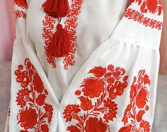 Blusa ucraniana bordada: Vyshyvanka de lino blanco con flores rojas.