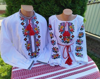 Camisas ucranianas vyshyvanka bordadas: adorno de rosa roja, estilo familiar