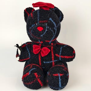 Oso de peluche azul marino a cuadros para graduados, sentado, Good Stuff, 30 cm, birrete rojo, nariz roja, lazo rojo y diploma blanco.