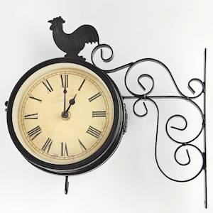 Vintage Doppelseitige Wanduhr: 11 "x 10" Dunkelbraunes Metalldekor