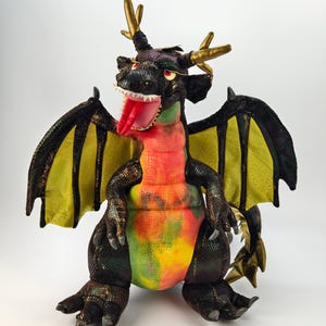 Dragón de peluche grande vintage de Kinderlöv: 48 cm (19 pulgadas), juguete de peluche coleccionable raro con etiqueta.