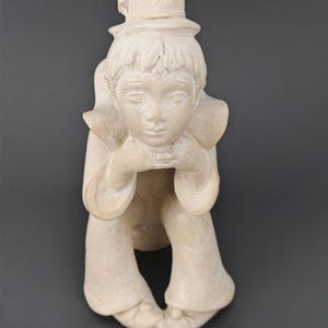 Vintage 1980 Austin-productie bedachtzame jongen Pierrot-beeldje 9"