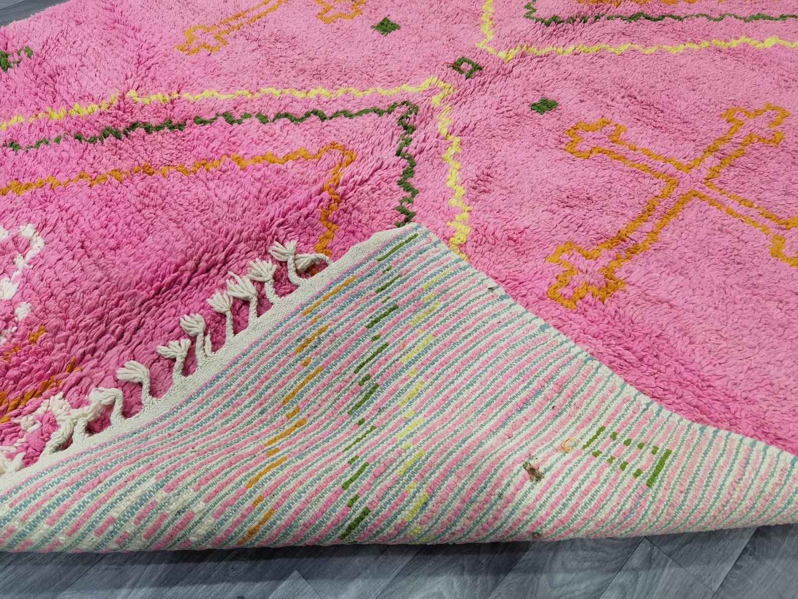 手作りのベニワレンピンクウールラグ：モロッコのベルベル族の織物