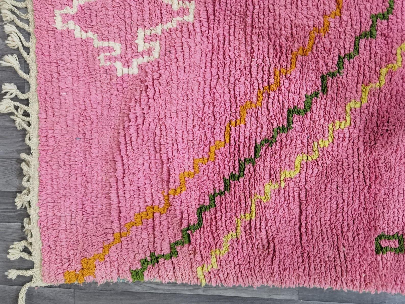 手作りのベニワレンピンクウールラグ：モロッコのベルベル族の織物