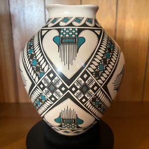 Trini Silveira - Mata Ortiz-aardewerk. Olla Blanca
