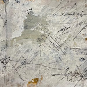 Könnte beinhalten: Abstrakte Mixed-Media-Arbeit mit strukturierter Oberfläche. Das Werk zeigt Schichten aus weißer, grauer und goldener Farbe mit schwarzen Kritzeln und dem Text "era voz sera esfumada".