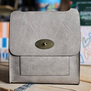 Bolso tipo cartera con candado de cartero en gris claro: regalos para mujeres, regalos para el día de la madre, regalos de cumpleaños, regalos de aniversario, regalos de San Valentín