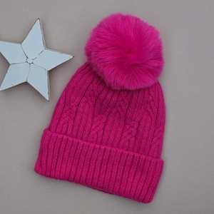 Gorro pompom de malha trançada com forro de lã rosa choque