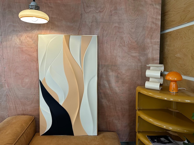 Pu&ograve; includere: Arte da parete astratto con un design bianco, beige e nero. L'arte &egrave; incorniciata e ha uno stile moderno e minimalista.