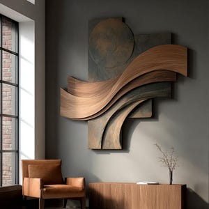 Può includere: Grande opera d'arte murale astratta in legno con un design a strati a forma di onda. L'opera presenta calde tonalità marroni ed è montata su uno sfondo grigio scuro. È incorporato un elemento circolare.