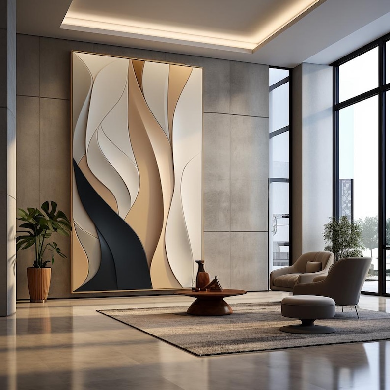 Pu&ograve; includere: Un interno di un soggiorno moderno con un grande pezzo d'arte murale astratto che presenta forme curve beige, bianche e nere. La stanza ha un pavimento in cemento, un tappeto grigio e un tavolino da caff&egrave; in legno con due sedie.