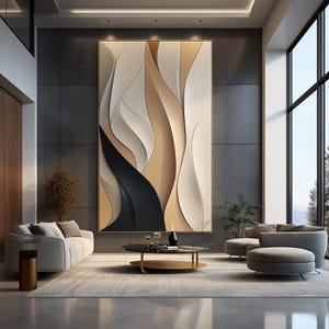 Pu&ograve; includere: Un interno di un soggiorno moderno con una grande opera d'arte murale astratta che presenta forme curve bianche, beige e nere. La stanza ha un divano grigio, due poltrone grigie, un tavolino da caff&egrave; e una grande finestra.