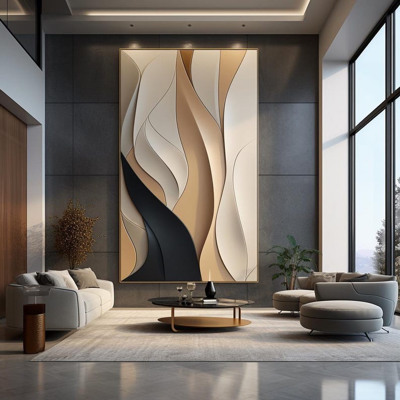 Pu&ograve; includere: Un interno di un soggiorno moderno con una grande opera d'arte murale astratta che presenta forme curve bianche, beige e nere. La stanza ha un divano grigio, due poltrone grigie, un tavolino da caff&egrave; e una grande finestra.