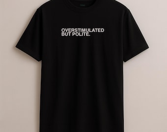Camiseta "Sobreestimulada pero educada" – Camiseta minimalista unisex de algodón