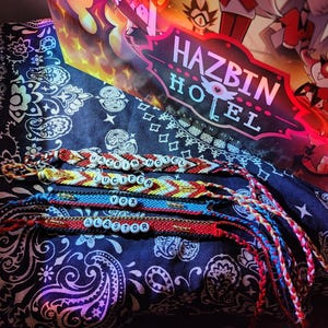 Lot De 13 Bracelets Pendentifs Hazbin Hotel – Lucifer, Alastor – Homme/Femme, Vinyle, Imperméable