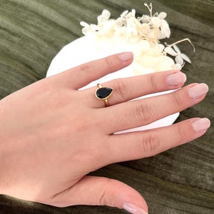 Anello con gemma di onice nera a taglio a pera, anello nero, anello minimalista e delicato con gemma nera, anello vistoso in ossidiana, gioiello boho regolabile