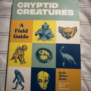 Criaturas críptidas: Una guía de campo de 50 bestias fascinantes, por Kelly Milner Halls