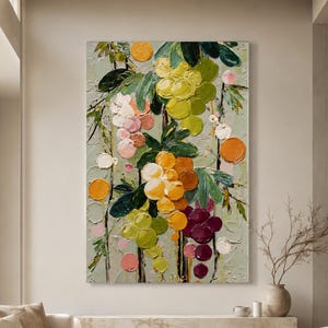 Puede incluir: Una gran pintura al óleo vertical que presenta una disposición texturizada de estilo empaste de racimos de frutas abstractas en tonos amarillo, naranja, verde y morado oscuro, sobre un fondo verde salvia con pinceladas gruesas visibles.
