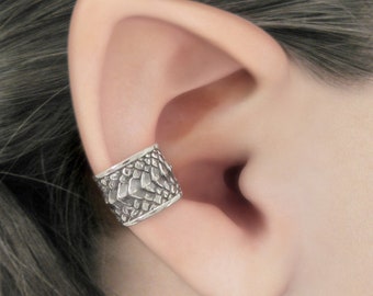 Dragon Scale Ear Cuff, 925 sterling silver ear cuff no piercing. Wide textured fantasy ear cuff for concha, trendy fantasy jewelry, larp