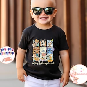 Puede incluir: Camiseta negra con una cuadr&iacute;cula de personajes de Disney, incluyendo Mickey Mouse, Minnie Mouse y el Pato Donald. Las palabras "Walt Disney World" est&aacute;n impresas debajo. La camiseta la lleva un ni&ntilde;o con gafas de sol.