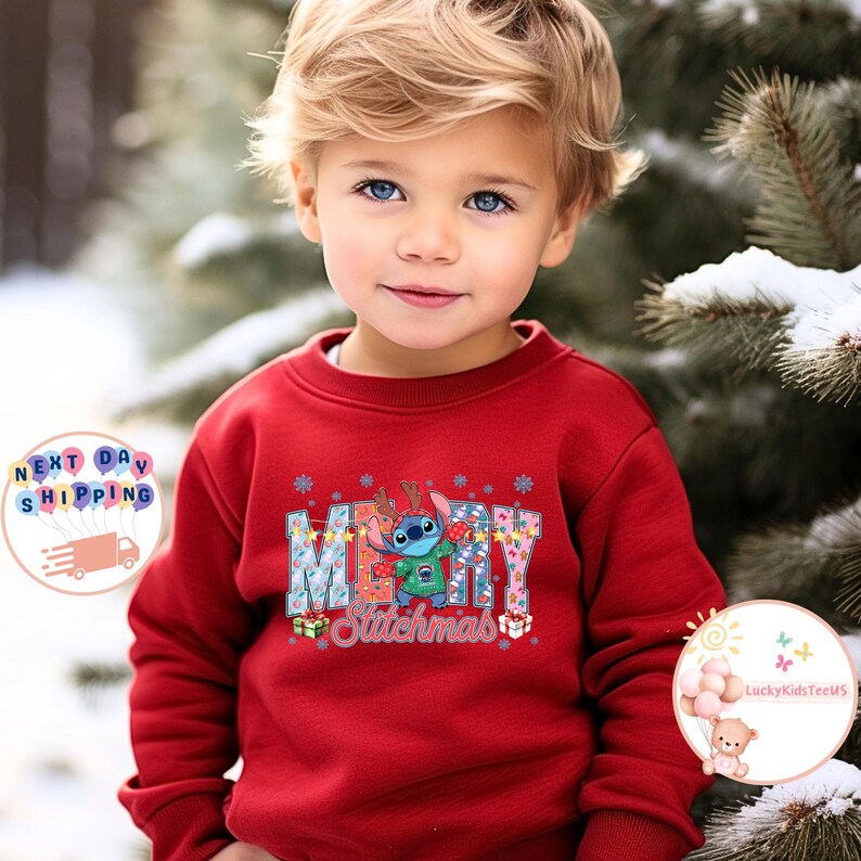 Puede incluir: Una sudadera roja para ni&ntilde;os con la palabra "MERRY" en un dise&ntilde;o floral, y el personaje Stitch de Lilo & Stitch. La palabra "Stitchmas" est&aacute; debajo. El ni&ntilde;o lleva la sudadera en un entorno nevado al aire libre.