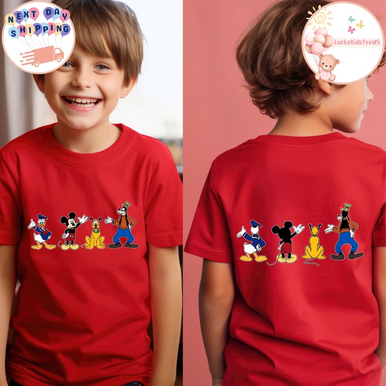 Op de afbeelding: Rood T-shirt met een cartoonontwerp van Disney-personages, waaronder Donald Duck, Mickey Mouse, Pluto en Goofy. Hetzelfde ontwerp staat op de voor- en achterkant van het shirt. Het shirt heeft korte mouwen.