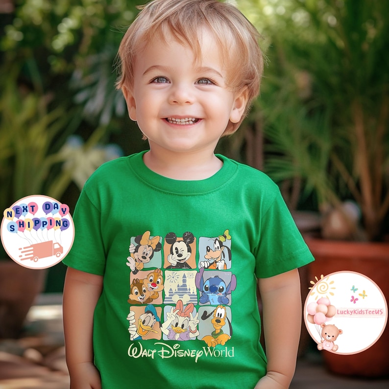 Puede incluir: Una camiseta verde con un dise&ntilde;o de cuadr&iacute;cula de personajes de Disney, incluyendo Mickey Mouse y Donald Duck. El texto "Walt Disney World" est&aacute; en la parte inferior. La camiseta la lleva un ni&ntilde;o sonriente.
