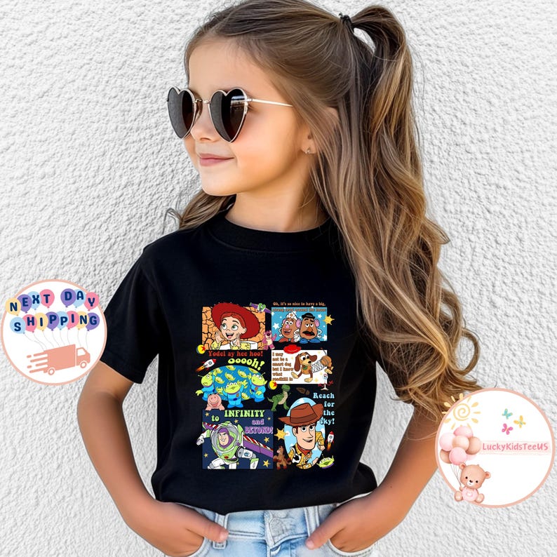 Puede incluir: Camiseta negra con un gr&aacute;fico colorido de personajes de Toy Story. El dise&ntilde;o incluye im&aacute;genes de Jessie, Buzz Lightyear, Woody y otros, con las frases "Today ay hee hee! ooooh!" y "Reach for the sky!"