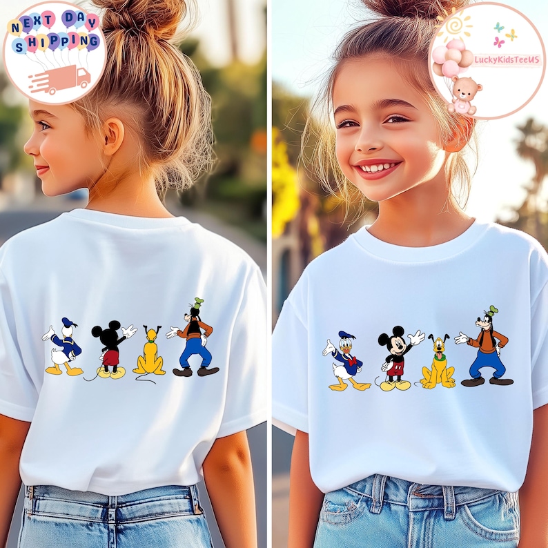 Op de afbeelding: Witte T-shirts met een cartoonontwerp van Disney-figuren: Donald Duck, Mickey Mouse, Pluto en Goofy. De karakters staan in een rij. De shirts worden door een jong persoon gedragen.