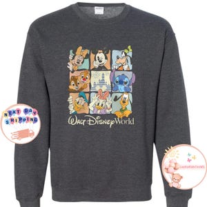 Puede incluir: Sudadera gris oscuro con una cuadr&iacute;cula de personajes de Disney, incluyendo Mickey Mouse, Minnie Mouse, Donald Duck y Stitch. Las palabras "Walt Disney World" est&aacute;n impresas debajo en una fuente blanca. La sudadera es de material suave.